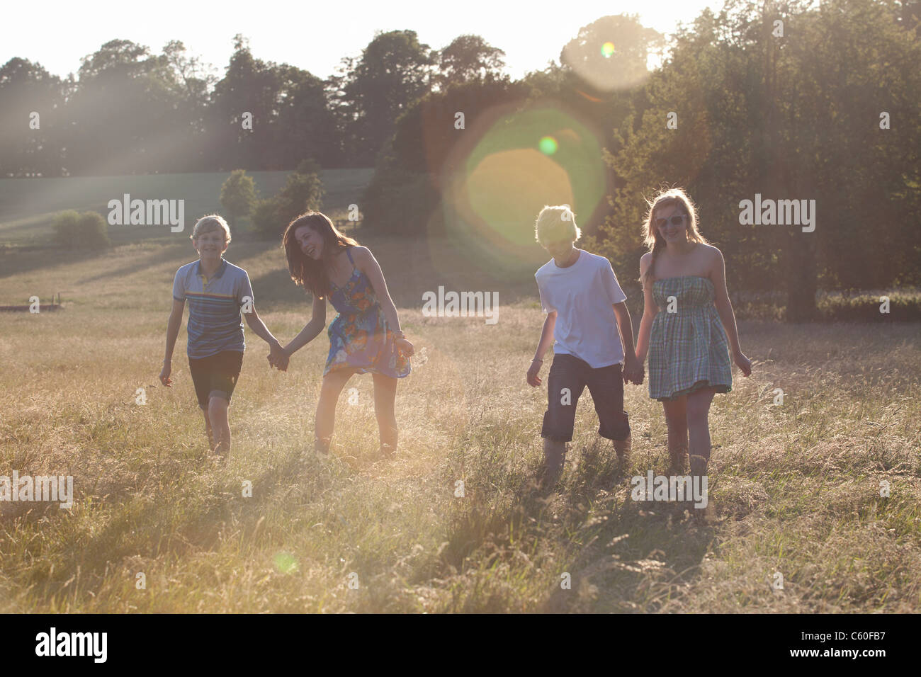 Coppie adolescenti a piedi nel campo Foto Stock