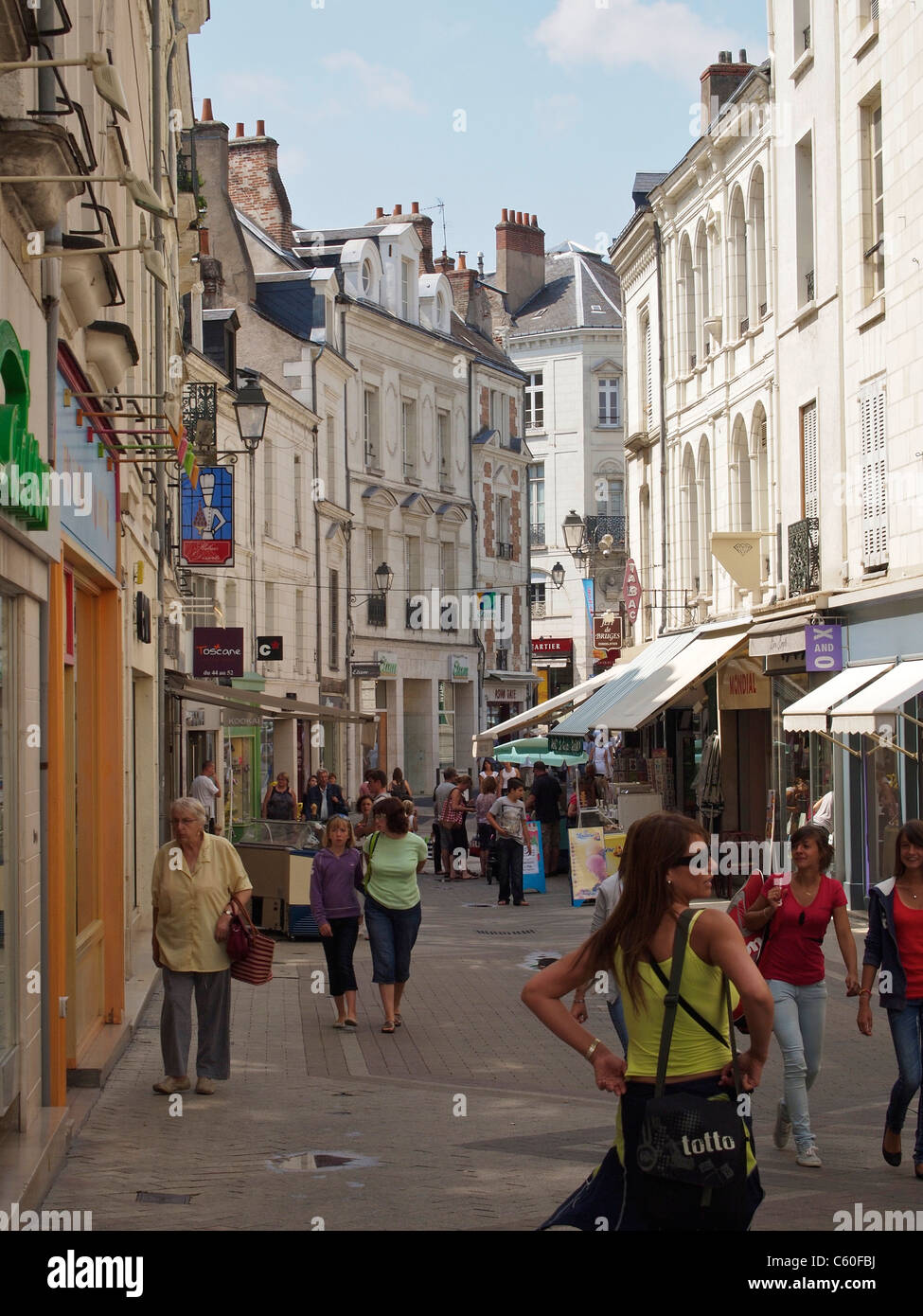 La strada dello shopping di Blois, Valle della Loira, Francia Foto Stock