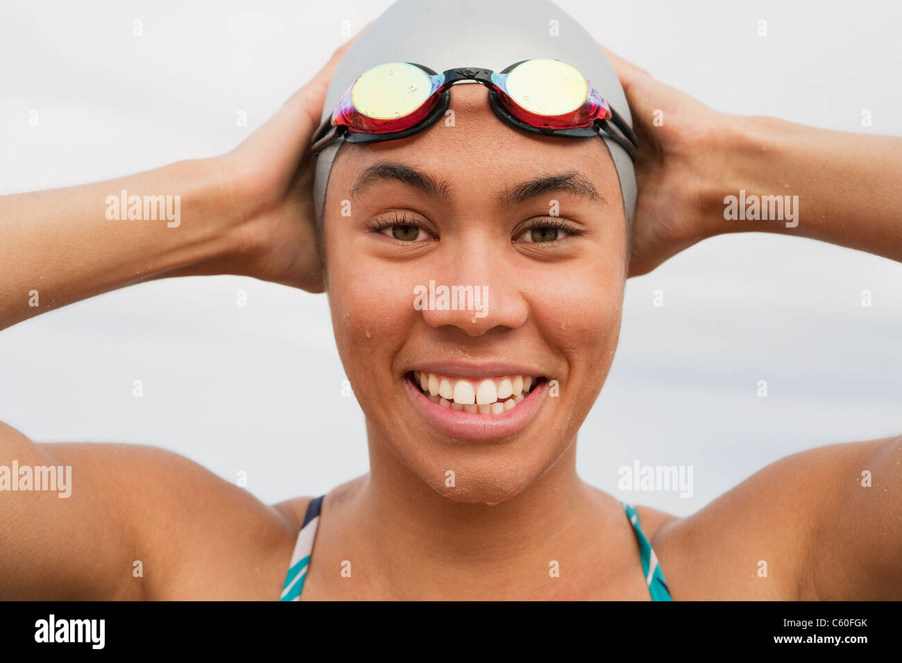 Sorridente runner in occhiali e nuotare cap Foto Stock