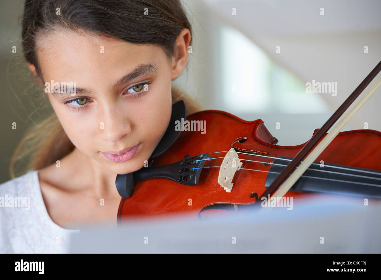 Ragazza grave suona il violino Foto Stock