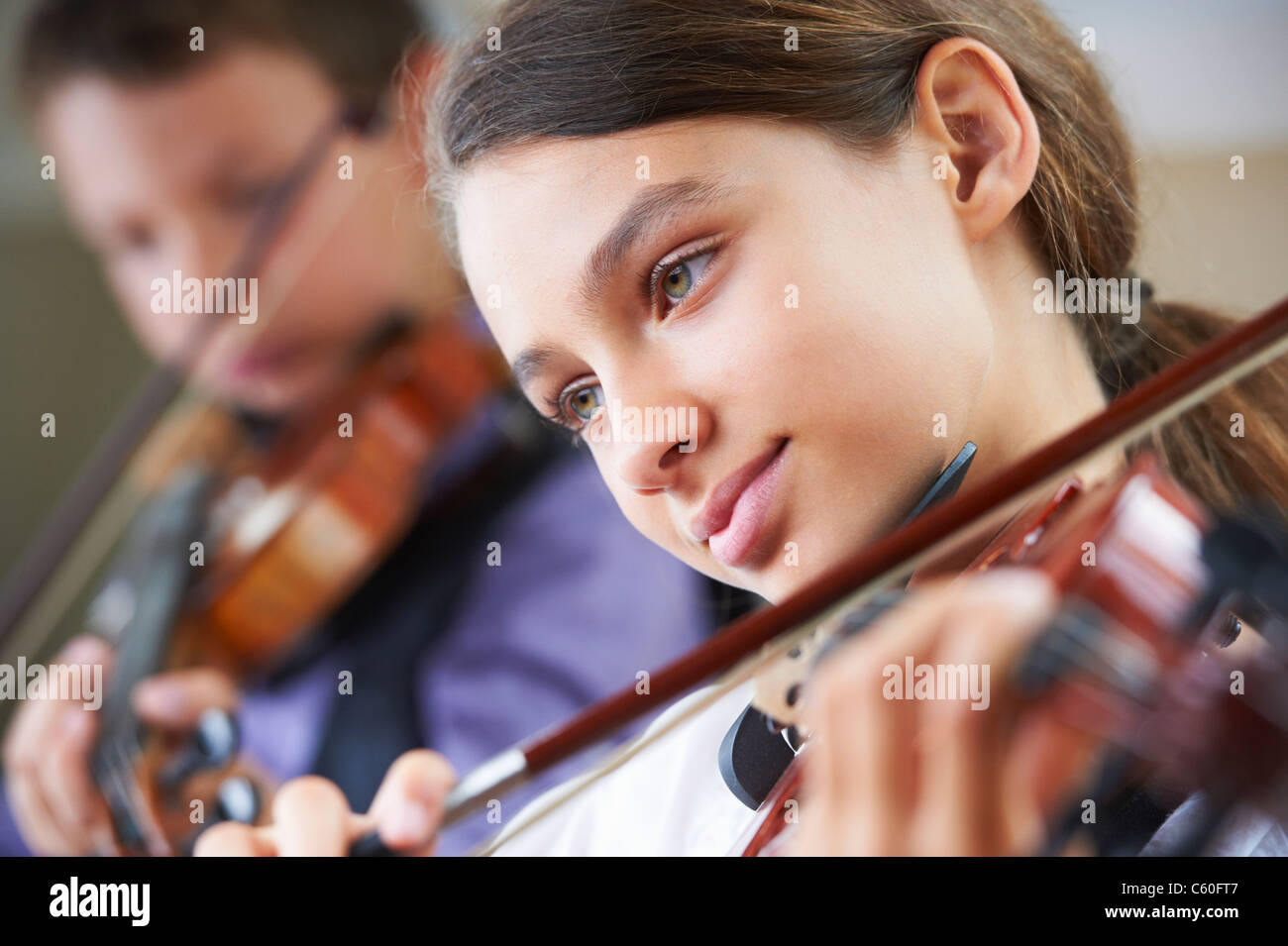 Grave bambini suonando il violino Foto Stock