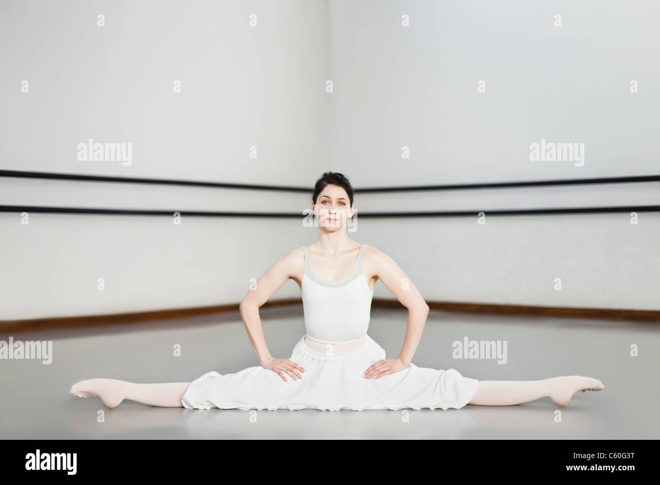 Ballerina facendo si divide in studio Foto Stock