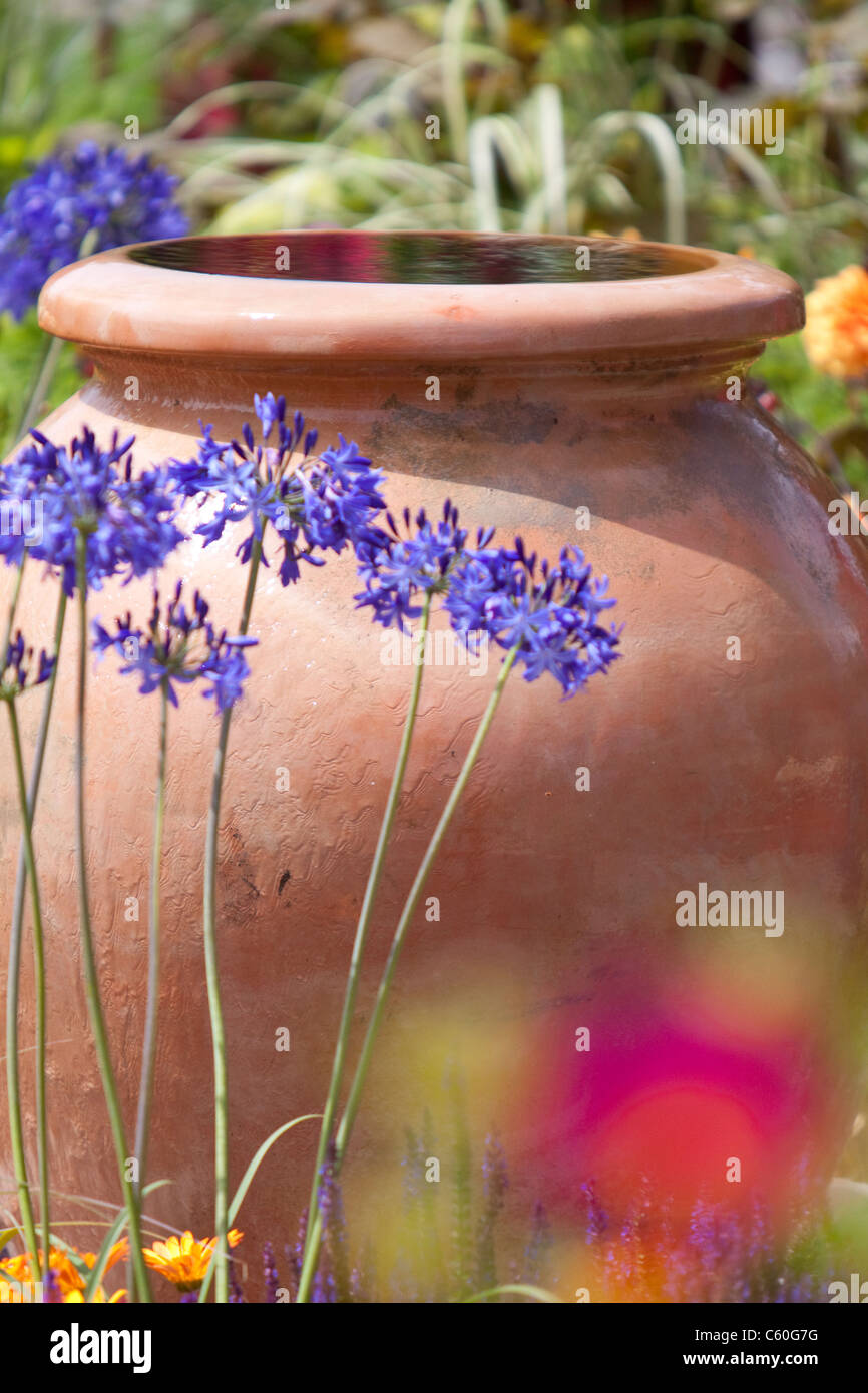 Ampio giardino vaso acqua caratteristica in aiuola, England, Regno Unito Foto Stock