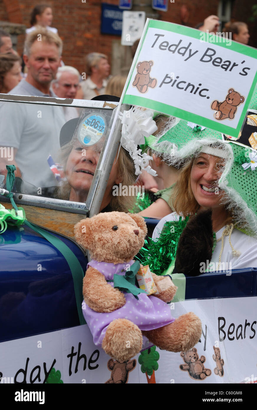 Una vettura adorna come 'Orsacchiotto' " Picnic durante i pozzetti-next-mare estate sfilata di carnevale, Norfolk, Inghilterra. Foto Stock