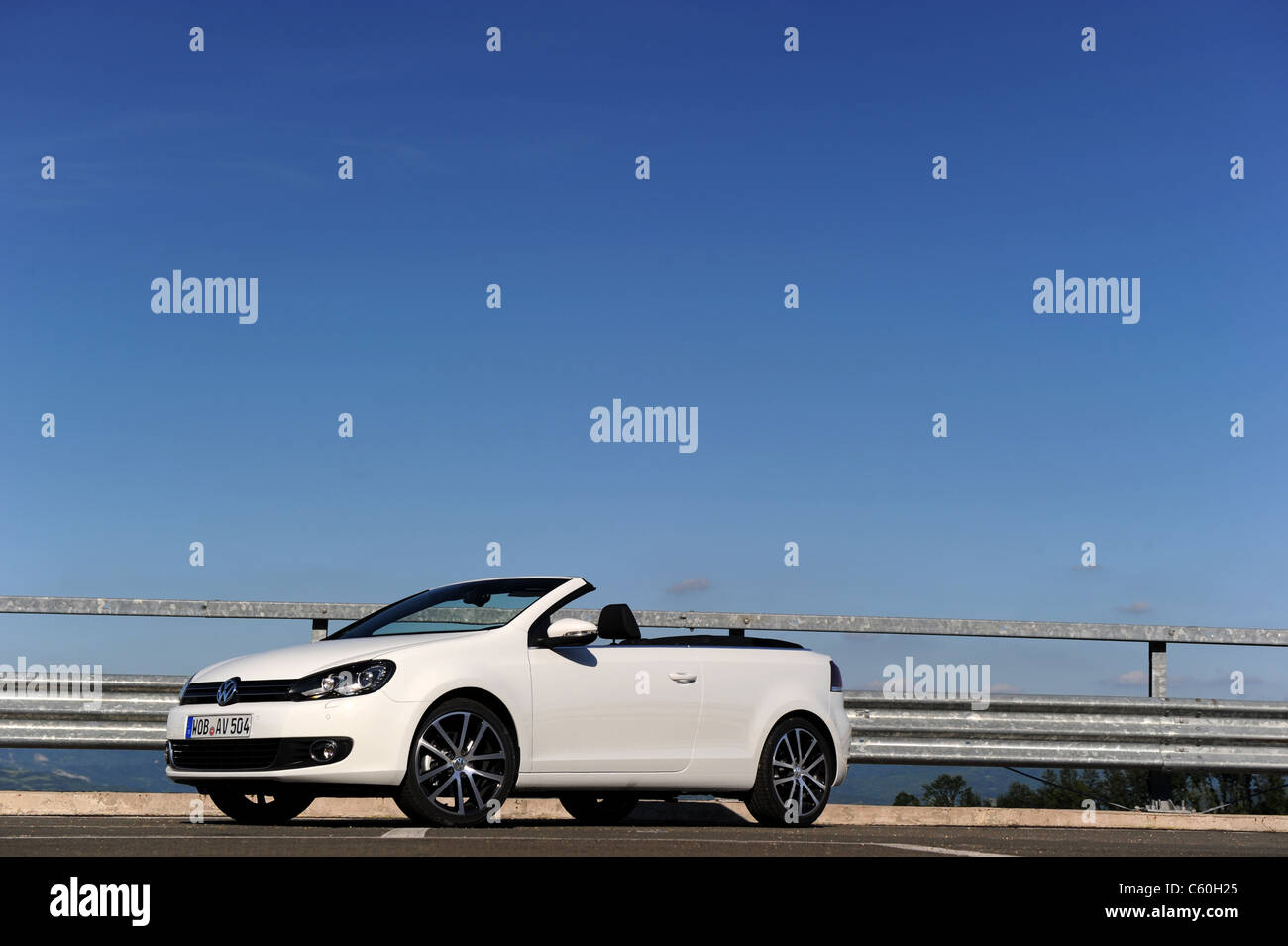 Il nuovo 2011 VW Golf Cabrioolet 3/4 anteriore shot Foto Stock