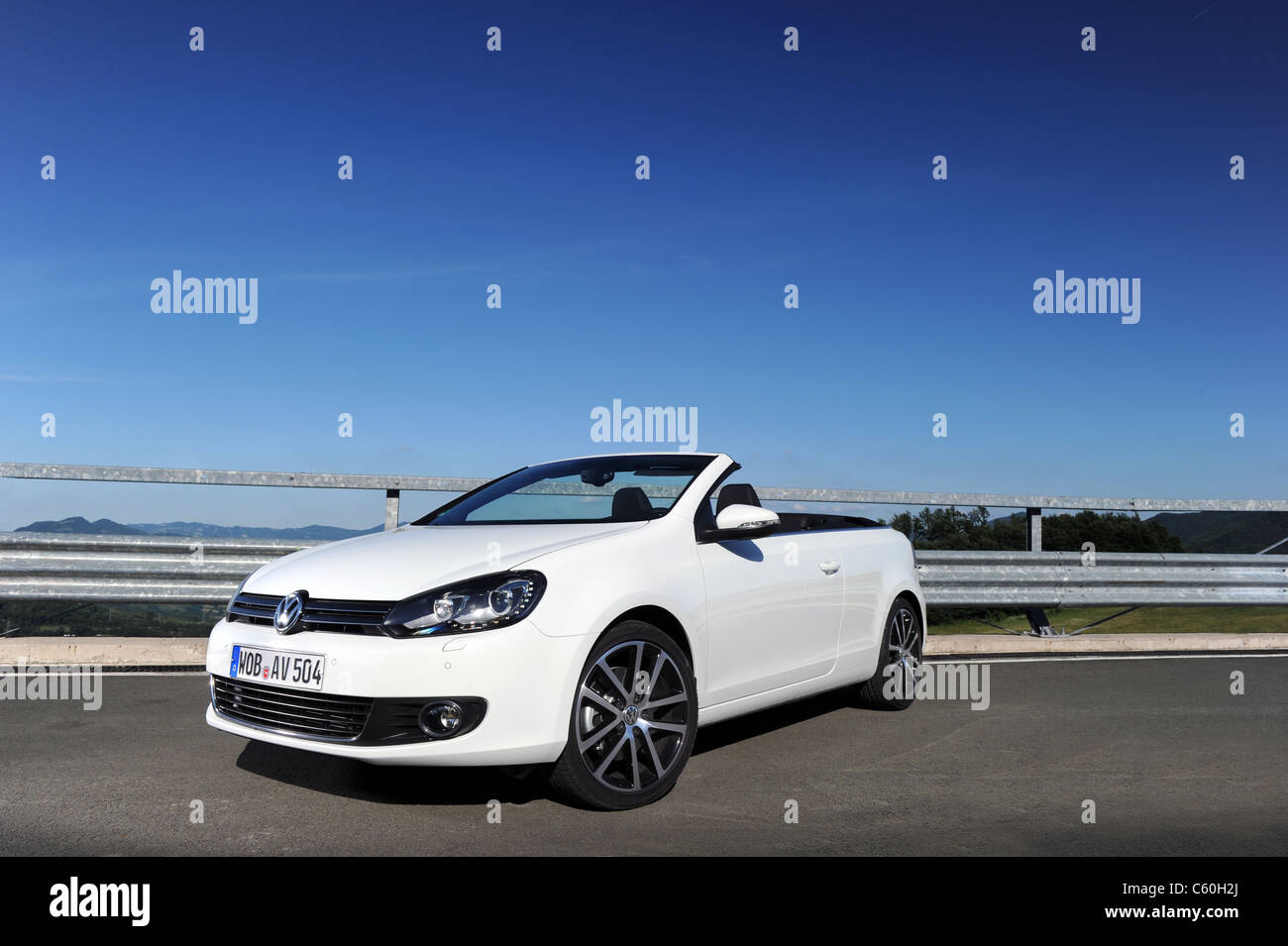 Il nuovo 2011 VW Golf Cabriolet anteriore orizzontale 3/4 shot con cielo blu Foto Stock