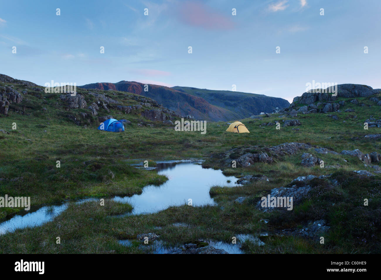 Campeggio selvaggio sulla grande rotonda come. Parco Nazionale del Distretto dei Laghi. Cumbria. In Inghilterra. Regno Unito. Foto Stock
