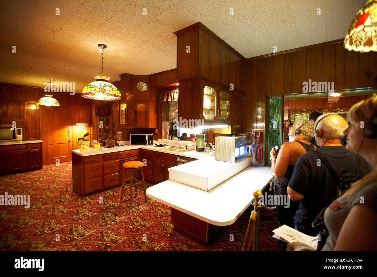 Turisti visitano la cucina nella Casa di Graceland Memphis, Tennessee, Stati Uniti d'America Foto Stock