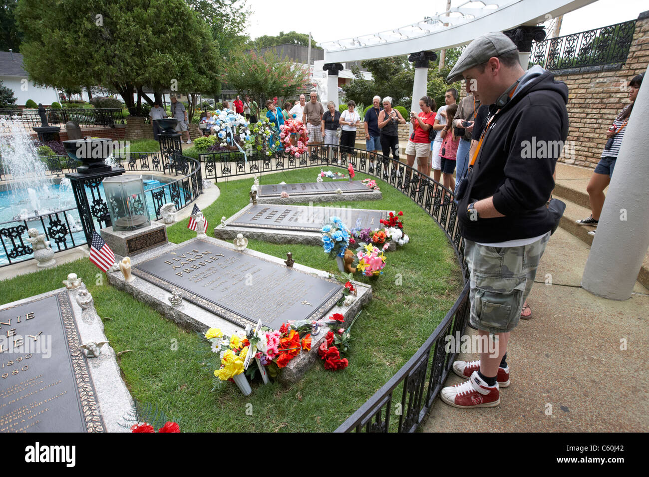 Turisti visitano elvis la sua tomba nel giardino per la meditazione a Graceland Memphis, Tennessee, Stati Uniti d'America Foto Stock