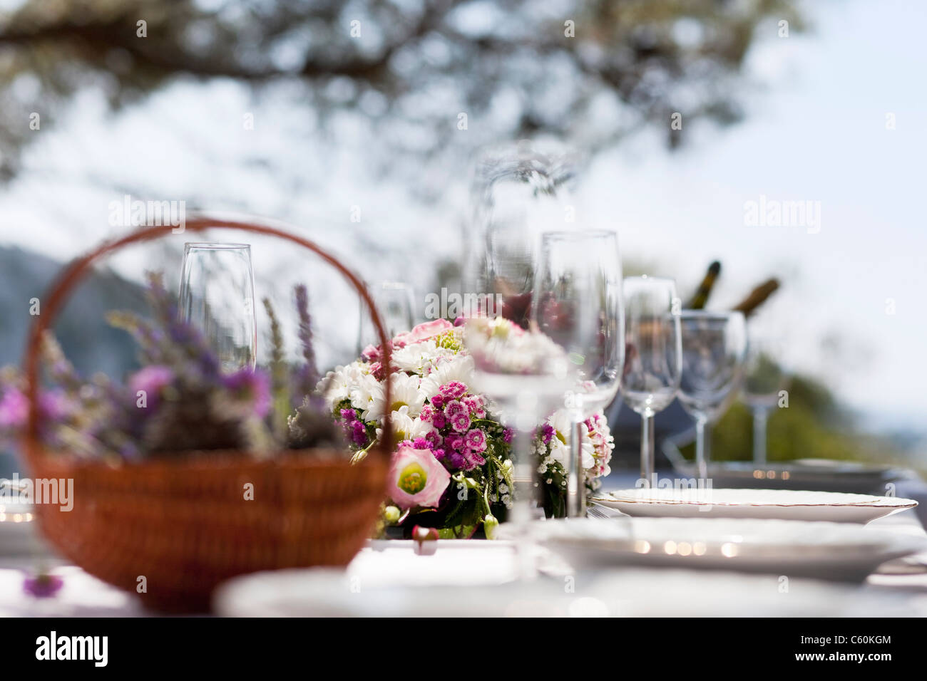 Tavolo con fiori e posateria Foto Stock