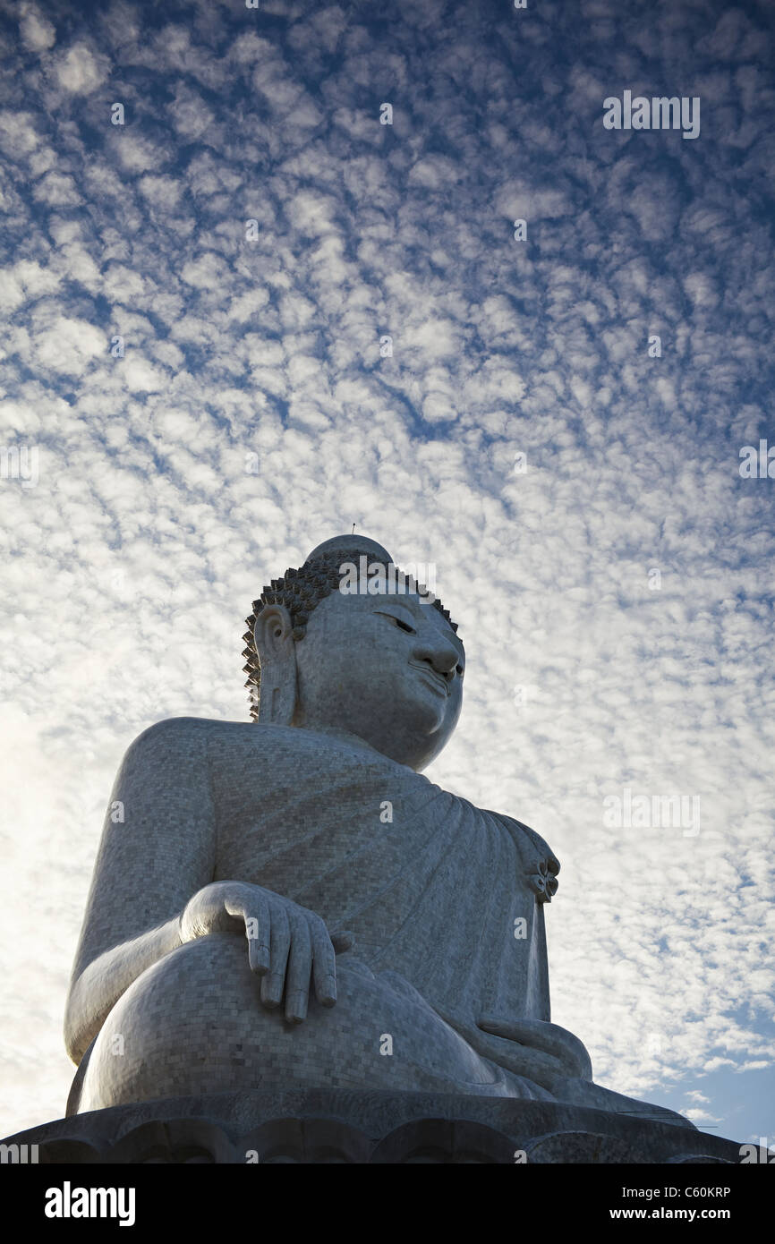 Gigantesca statua del Grande Buddha di Phuket. Isola di Phuket, Tailandia. Colpo verticale. Foto Stock