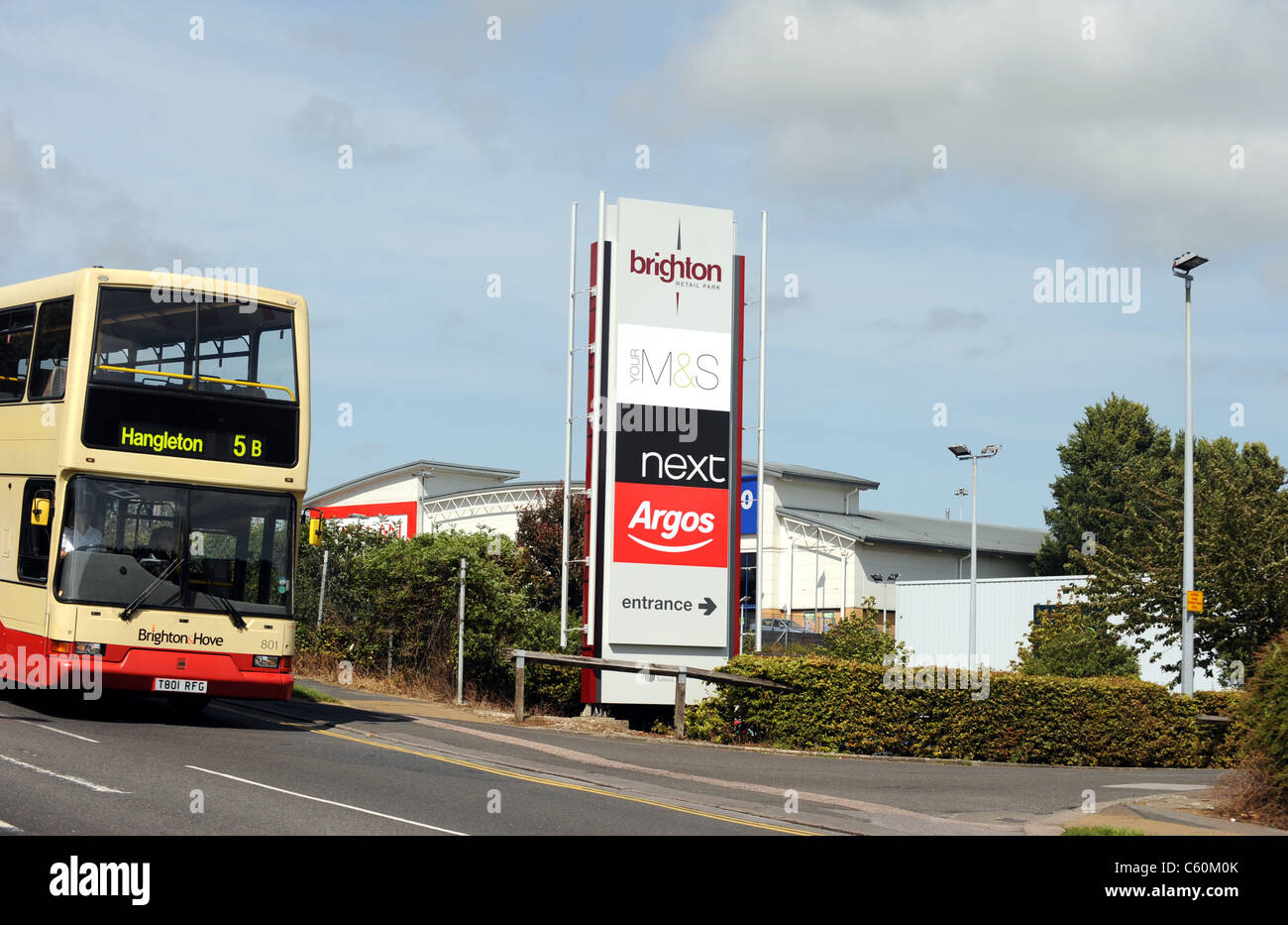 Brighton e Hove autobus arriva al Brighton Retail Park con il prossimo , il tuo M&S e Argos memorizza Foto Stock