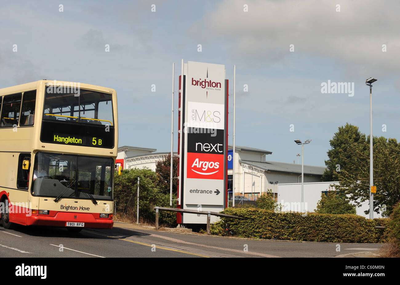 Brighton e Hove autobus arriva al Brighton Retail Park con il prossimo , il tuo M&S e Argos memorizza Foto Stock
