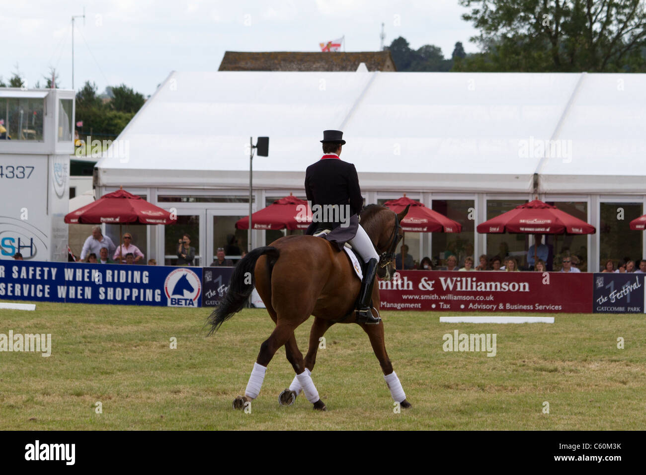 British dressage rider, Charlie Hutton, in una dimostrazione di dressage a Gatcombe Park Foto Stock