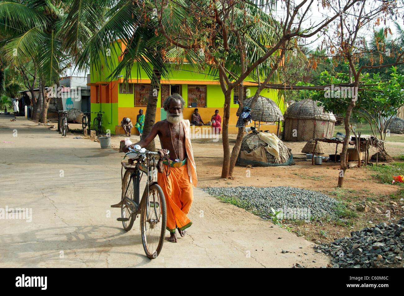 L'uomo spingendo bike Athoor Villaggio Tamil Nadu India del Sud Foto Stock