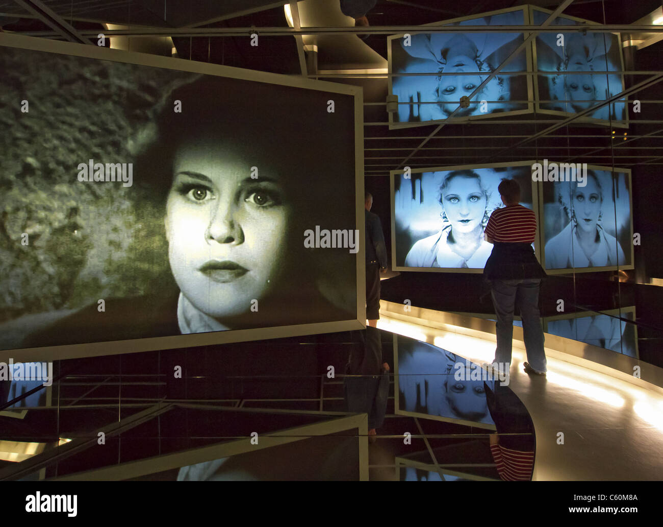 Visualizzazione del filmato a Filmhaus o Museo per Film e televisione presso il Sony Center am Potsdamer Platz di Berlino Germania Foto Stock