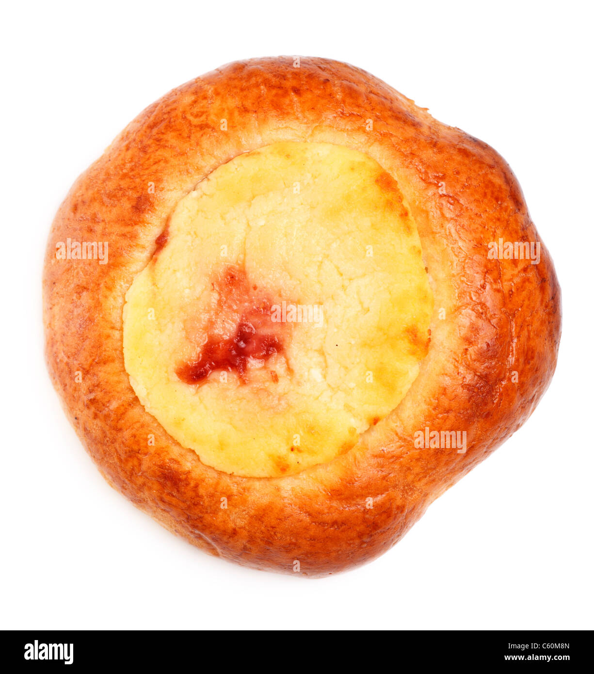 Torta con la cagliata e marmellata isolato su bianco Foto Stock