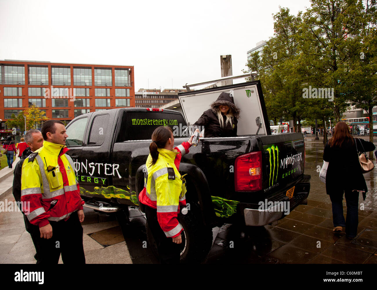 Il centro della città di Manchester, la mattina dopo i tumulti di martedì 9 agosto 2011. Aiutanti e street operai get free energy drink Foto Stock