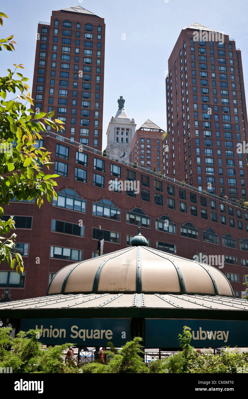 Union Square Stazione della Metropolitana, con Edison edificio e Zeckendorf Towers, NYC Foto Stock