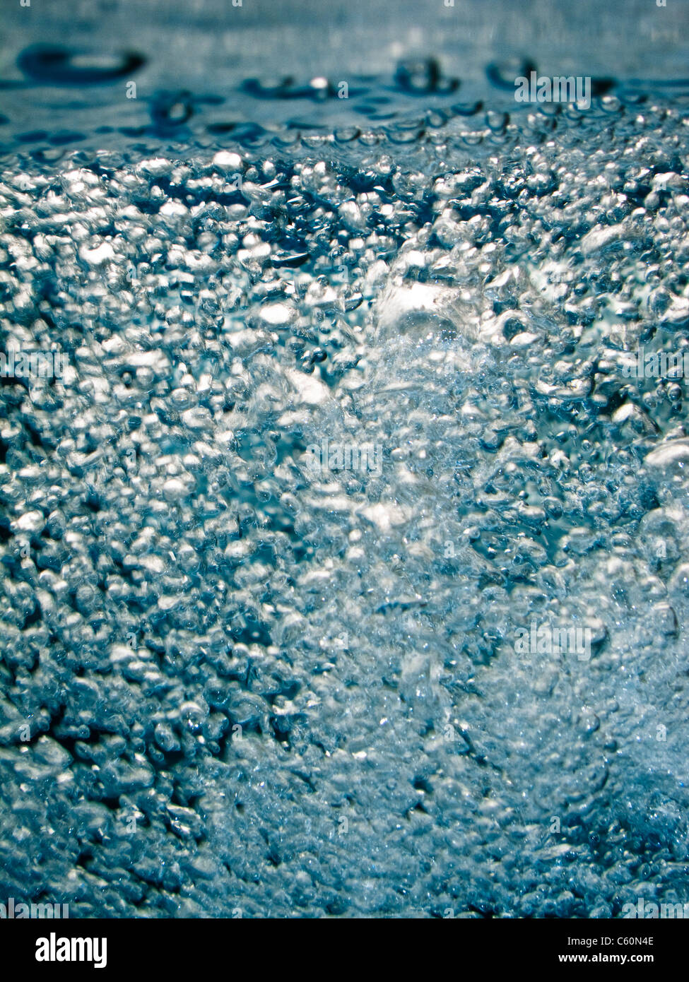 Bianco blu bolle di acqua in una piscina che bloccare come acqua in ebollizione in una pentola di cottura Foto Stock