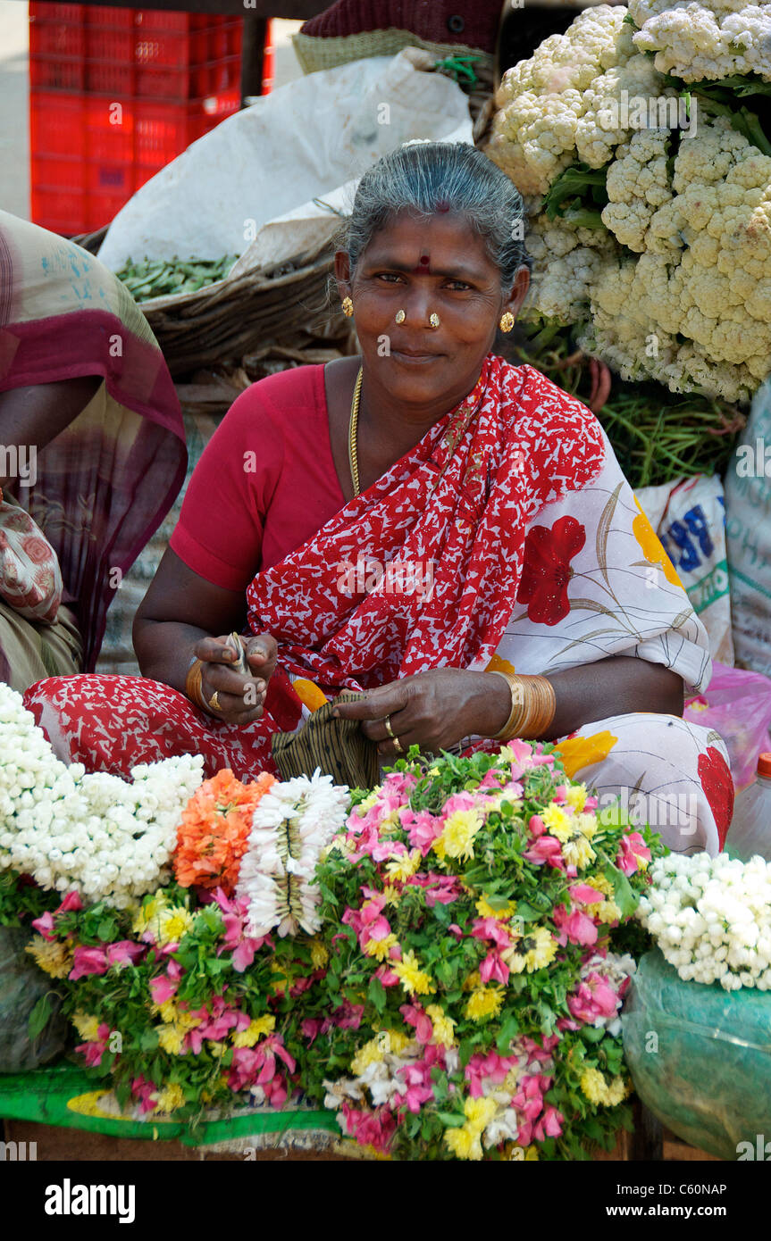 Venditore di fiori mercato di frutta e verdura del Tamil Nadu India del Sud Foto Stock