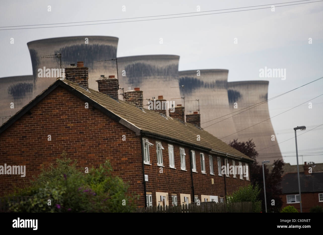 Ferrybridge power station, situata sul fiume Aire, vicino a Wakefield, West Yorkshire, visto dal villaggio Ferrybridge Foto Stock
