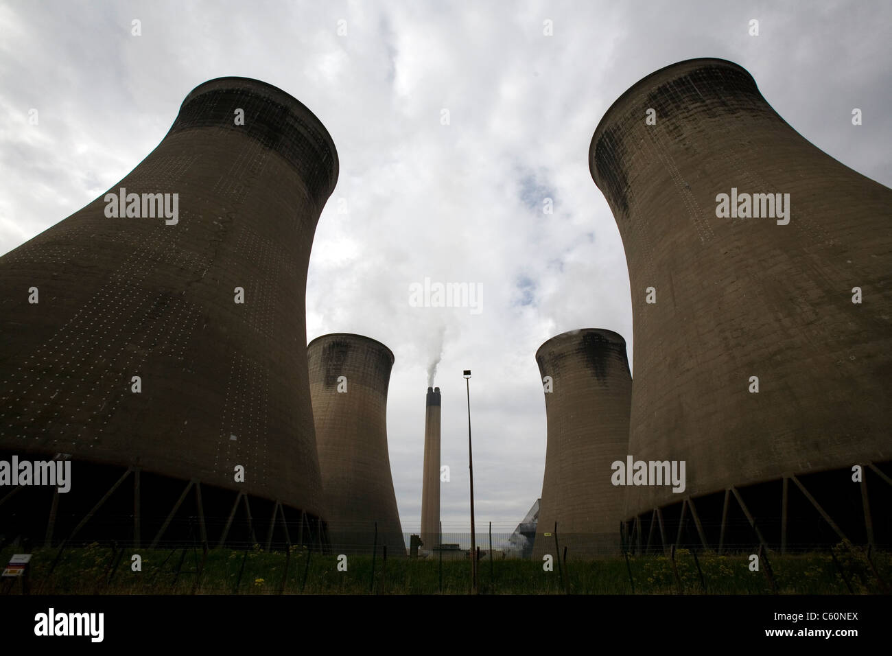 Torri di raffreddamento a Ferrybridge power station, situata sul fiume Aire, vicino a Wakefield, West Yorkshire, Foto Stock