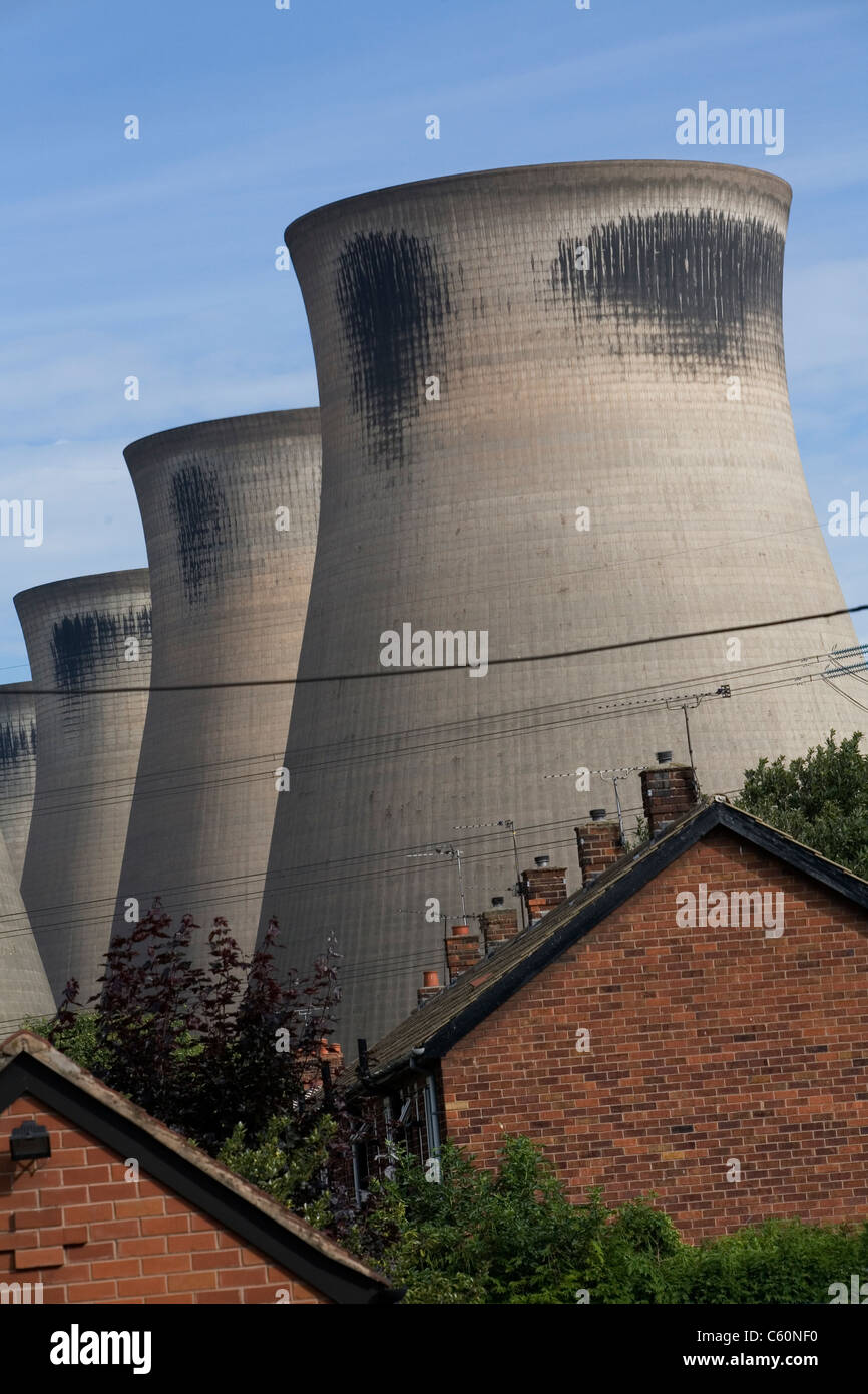 Ferrybridge stazione di alimentazione delle torri di raffreddamento, situata sul fiume Aire, vicino a Wakefield, West Yorkshire Foto Stock