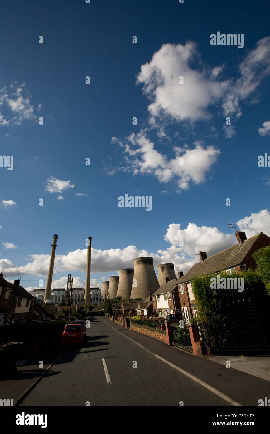 Ferrybridge power station, situata sul fiume Aire, vicino a Wakefield, West Yorkshire, visto dal villaggio Ferrybridge Foto Stock