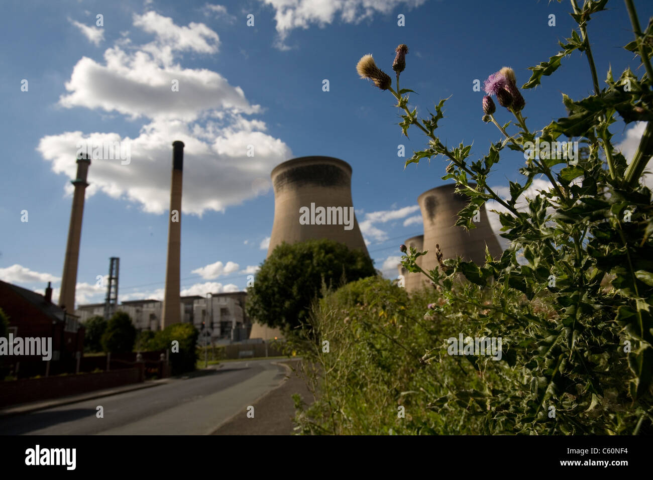Ferrybridge power station, situata sul fiume Aire, vicino a Wakefield, West Yorkshire, visto dal villaggio Ferrybridge Foto Stock