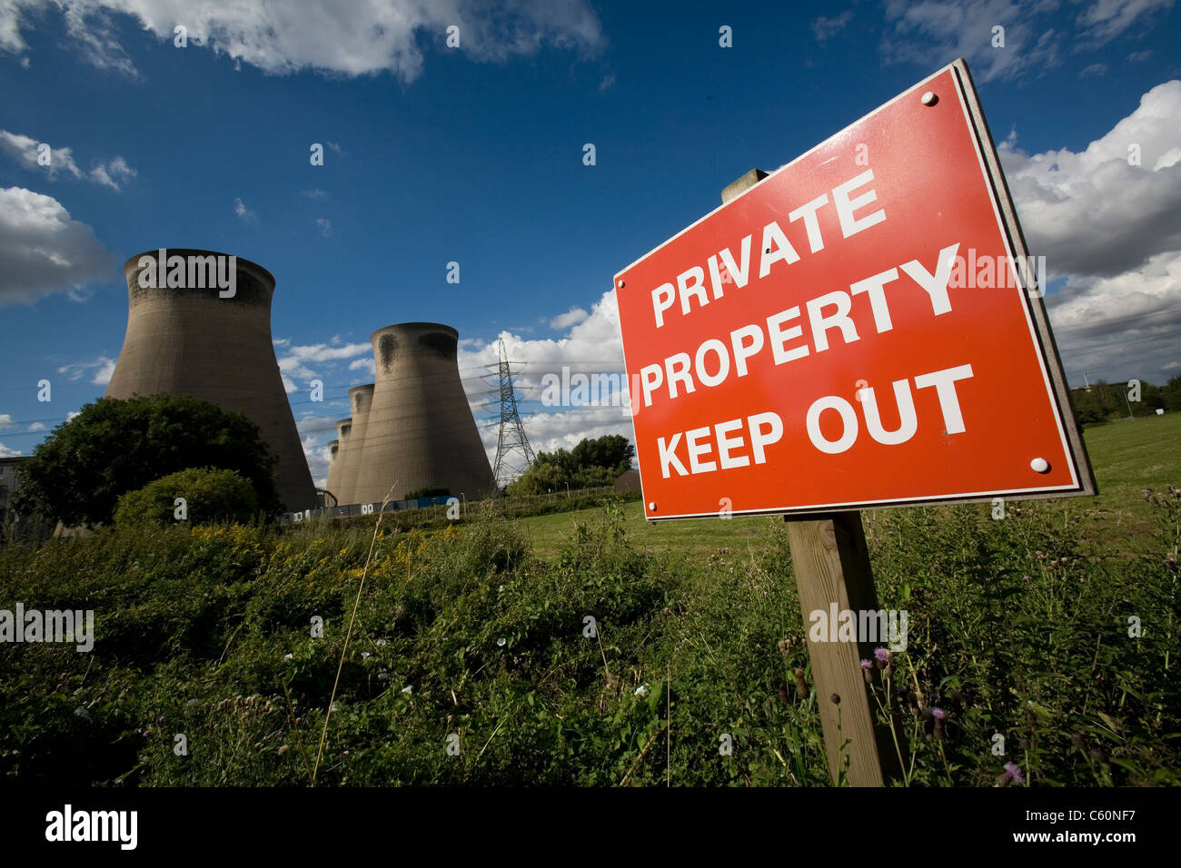 Ferrybridge power station, situata sul fiume Aire, vicino a Wakefield, West Yorkshire, la proprietà privata tenere fuori segno Foto Stock