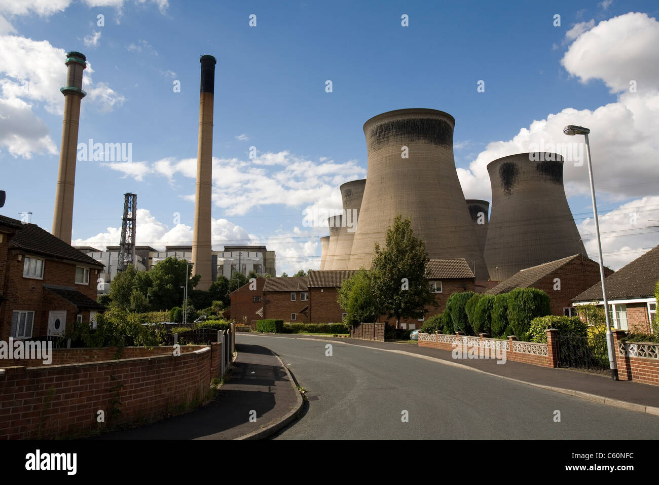 Ferrybridge power station, situata sul fiume Aire, vicino a Wakefield, West Yorkshire, visto dal villaggio Ferrybridge Foto Stock