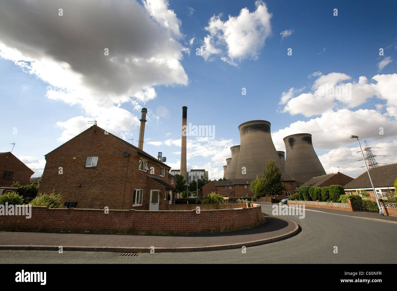 Ferrybridge power station, situata sul fiume Aire, vicino a Wakefield, West Yorkshire, visto dal villaggio Ferrybridge Foto Stock
