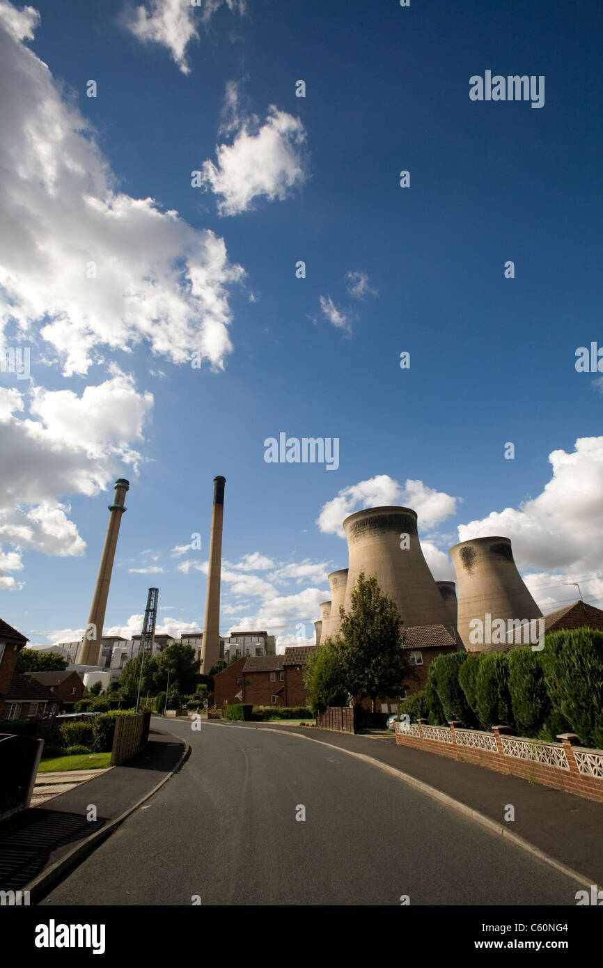 Ferrybridge power station, situata sul fiume Aire, vicino a Wakefield, West Yorkshire, visto dal villaggio Ferrybridge Foto Stock