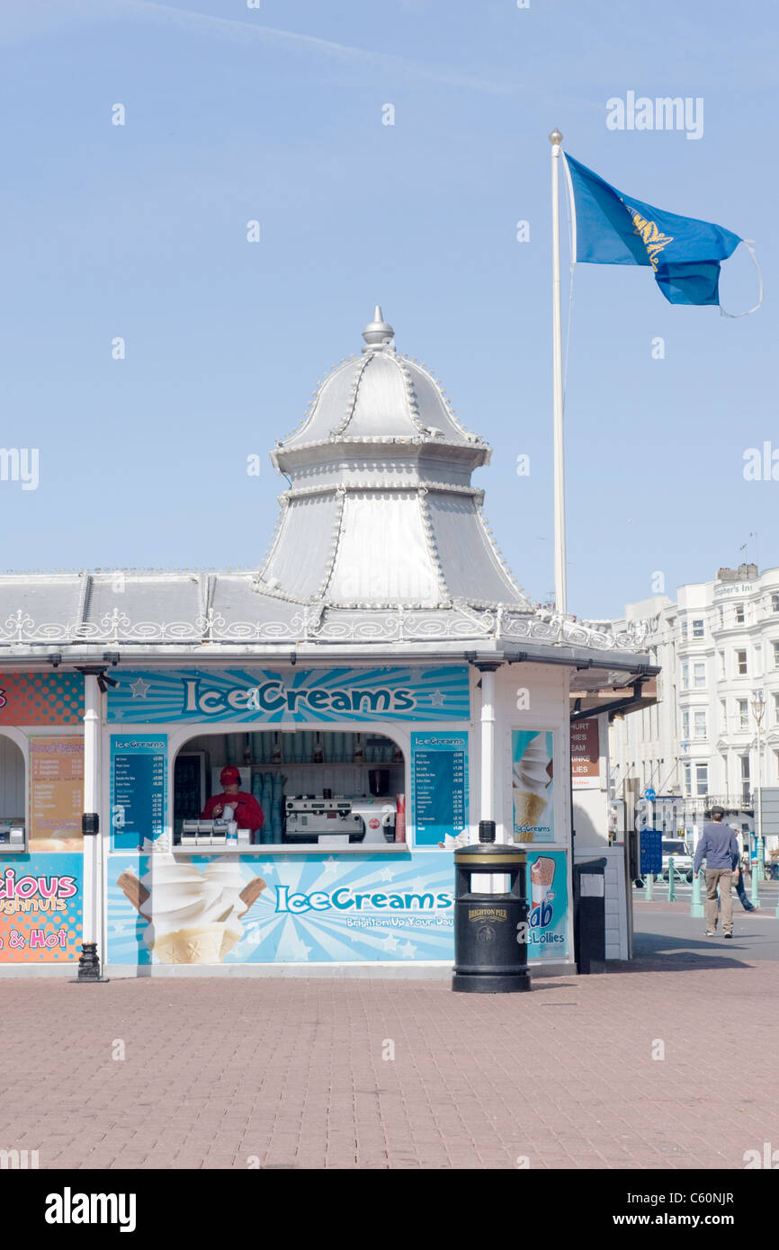 East Sussex e il piazzale antistante il gelato chiosco Shop Negozio salone salone di bandiera di Brighton Marina Molo Palace - BMPP Foto Stock
