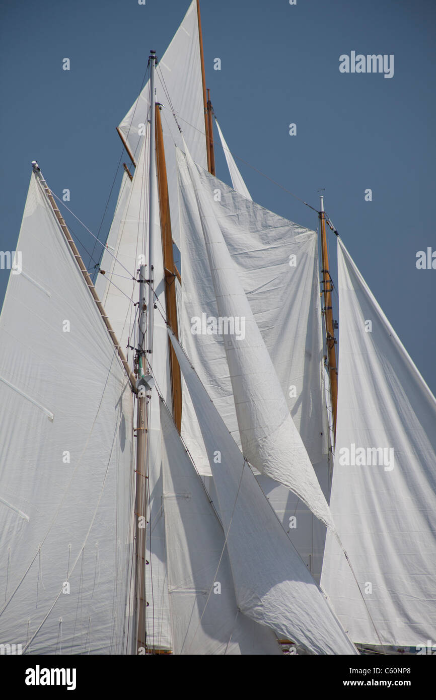 Close up di vele sulle vecchie barche in legno goletta Foto Stock