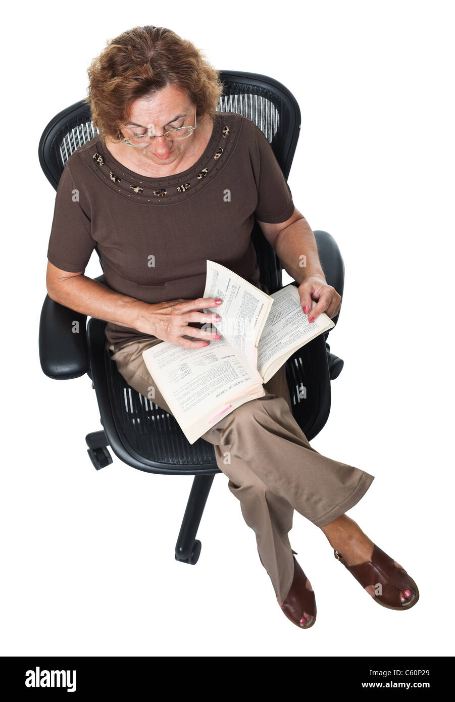 La donna la lettura di un libro sulla sedia moderna Foto Stock