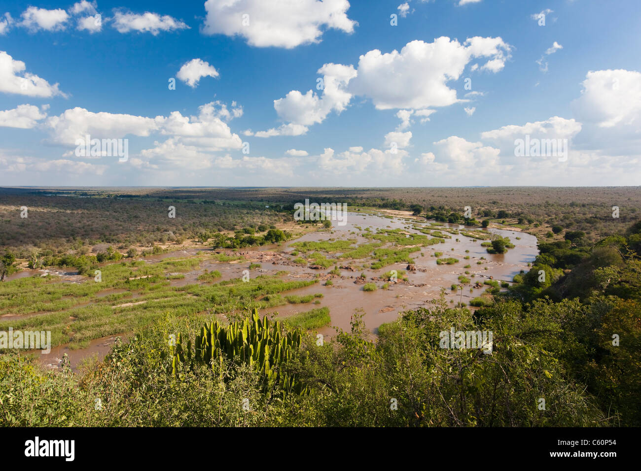 Olifants River, vista dal resto Olifants camp, Kruger National Park, Sud Africa Foto Stock