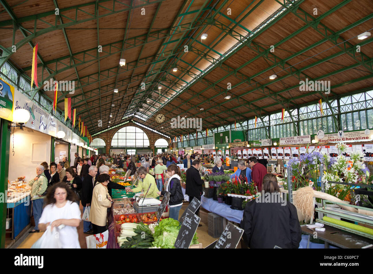 La occupato il mercato coperto hall a Joigny Yonne Borgogna Nord Ovest della Francia Foto Stock
