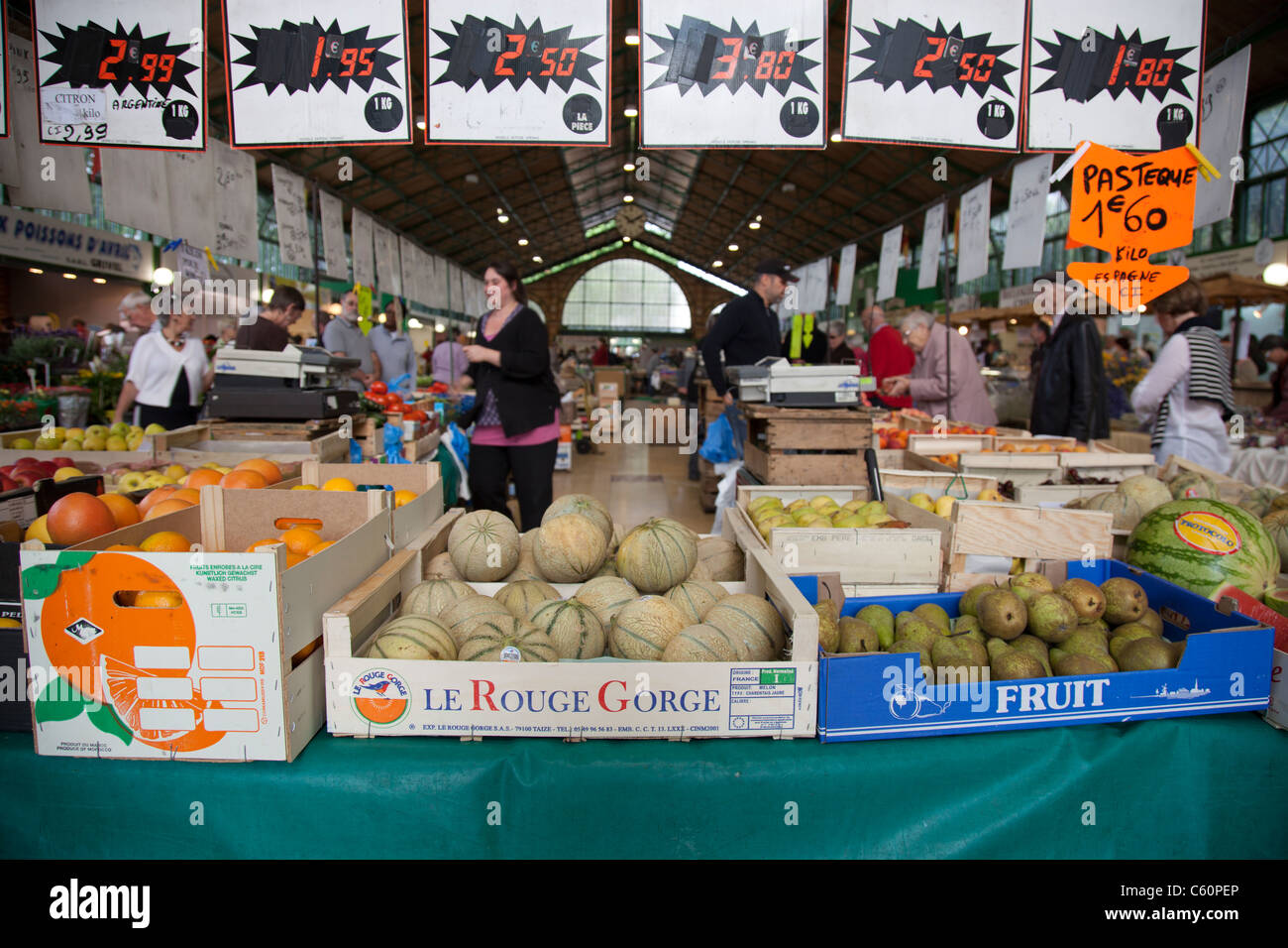 Frutta e verdura in vendita su un mercato coperto in Joigny, Yonne , Borgogna Francia Foto Stock