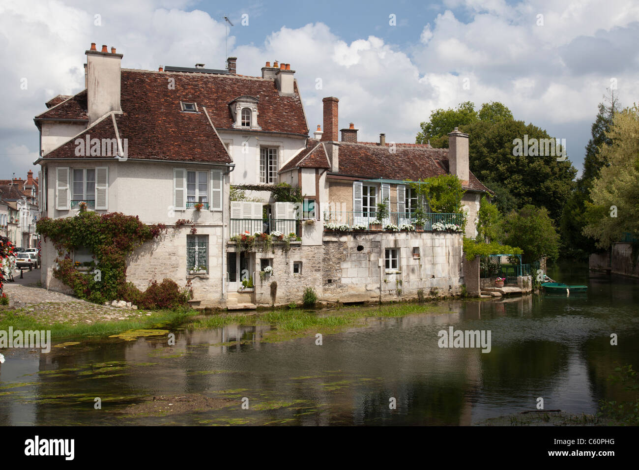 Casa dal fiume Armancon in Tonnerre un comune nell'Yonne, Borgogna, Francia. Foto Stock