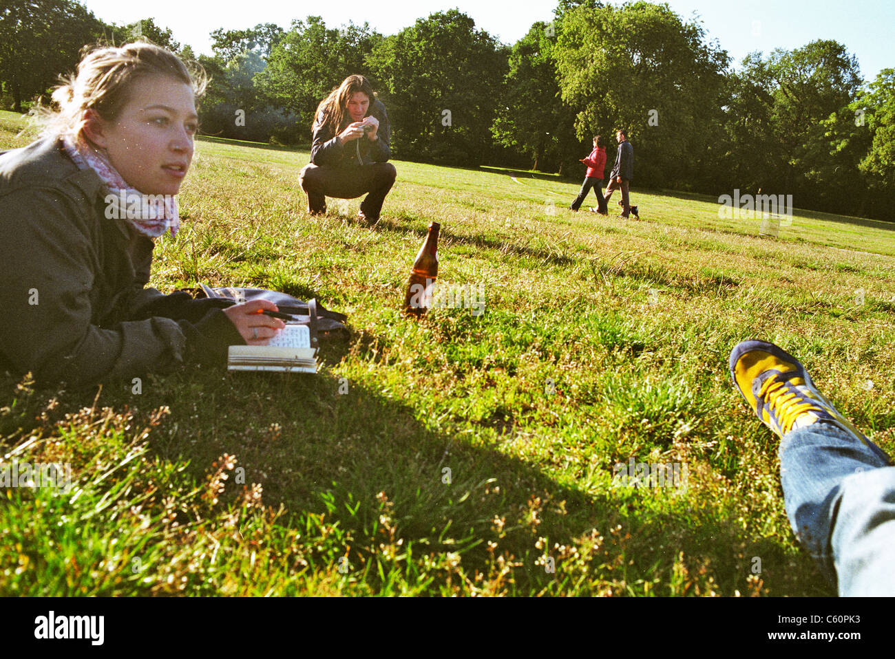 Giovani godendo di giornata di sole a mauerpark,Berlino, Germania Foto Stock