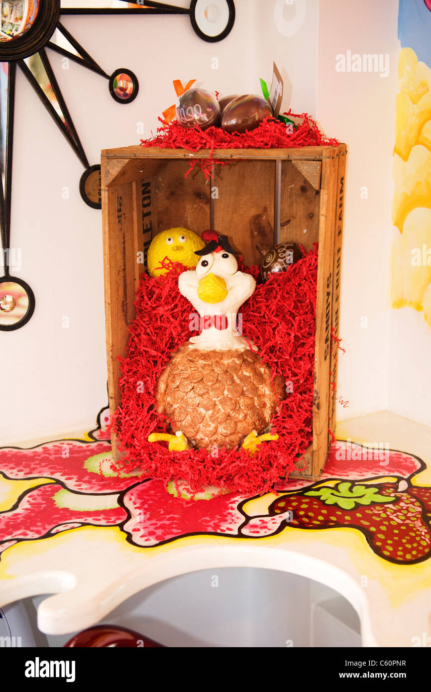 Brighton East Sussex Choccywoccydoodah bar du Chocolat o cioccolato cartoon comico & Pollo Pulcino e uova in rosso la paglia Foto Stock