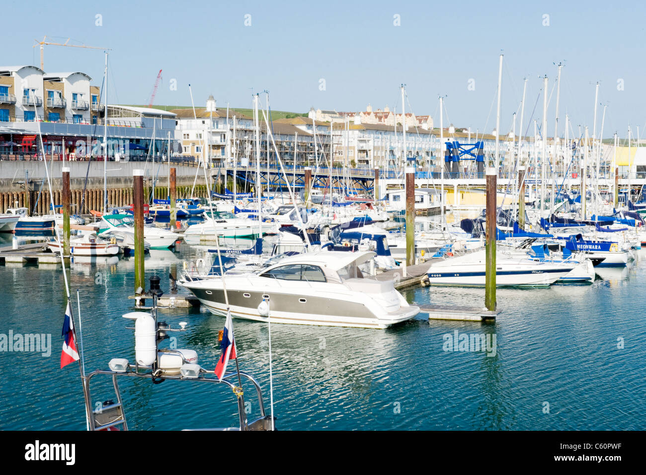 Brighton Marina , East Sussex , motor & power boats a ormeggi Foto Stock