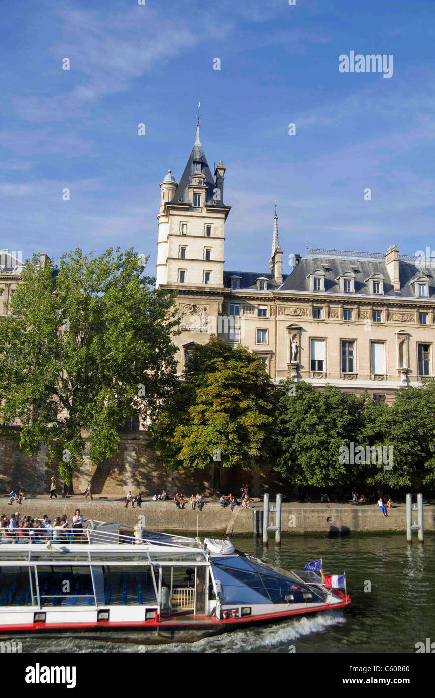 Bateaux Mouches sightseeing barca sul fiume Senna Parigi Francia Europa Foto Stock