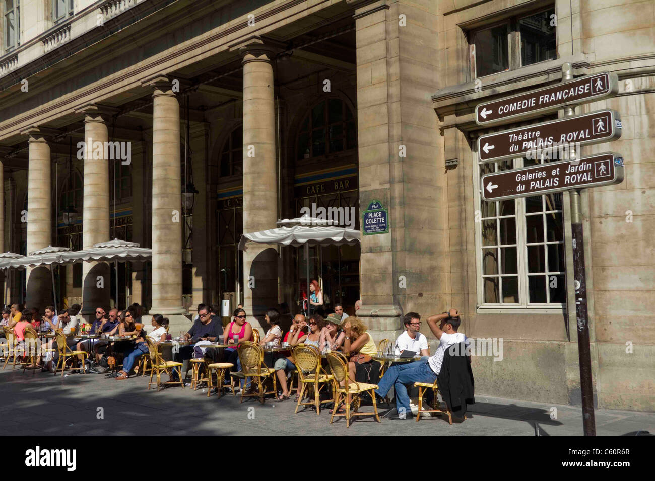 I turisti in Place Colette, Parigi, Francia Foto Stock