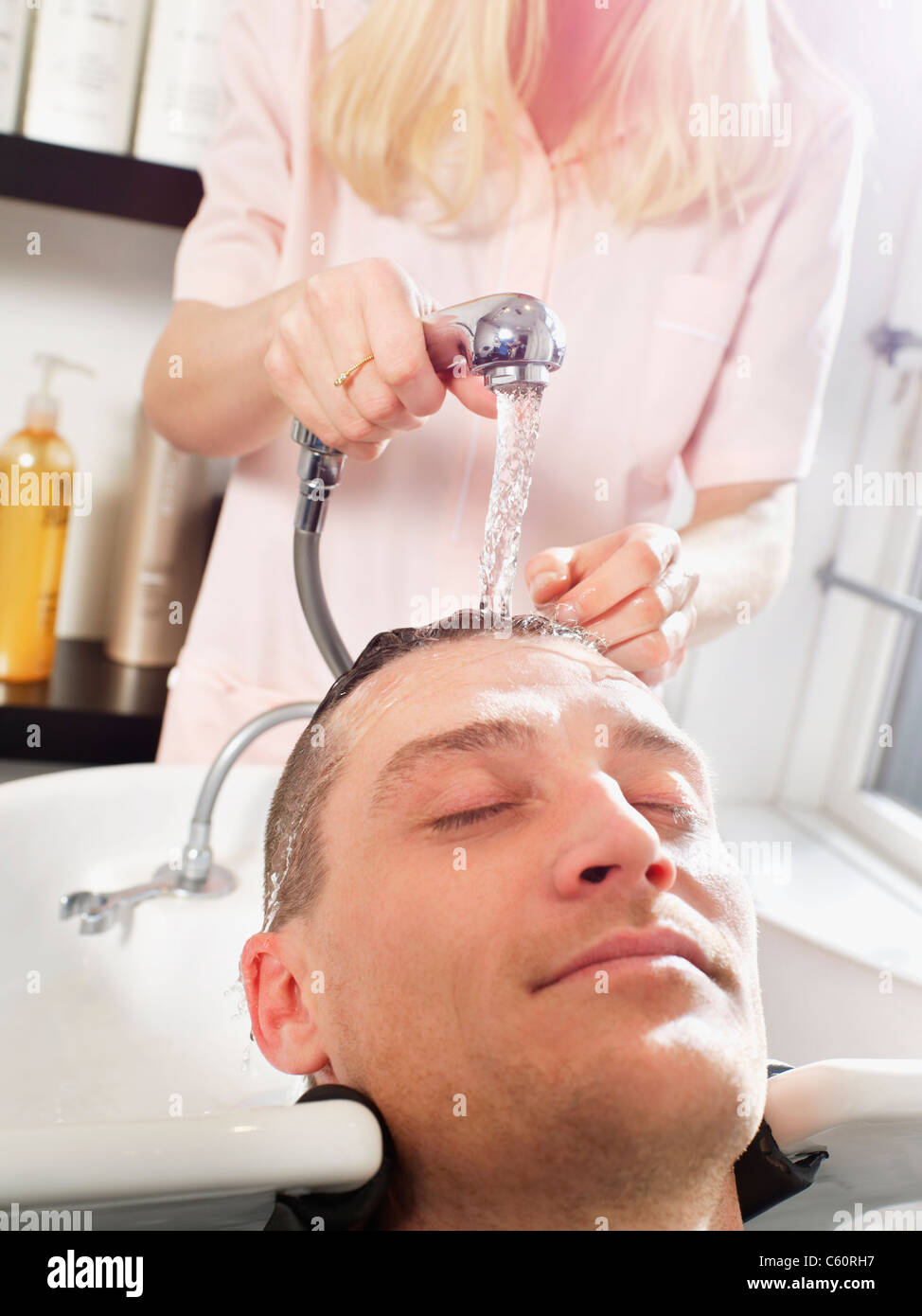 Parrucchiere uomo di lavaggio dei capelli Foto Stock