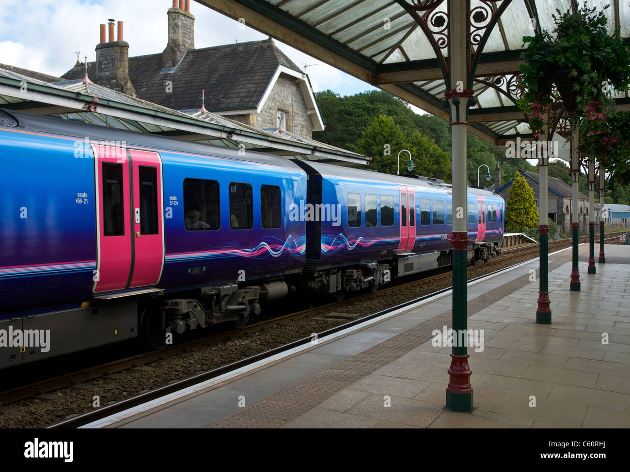 Treno a Grange-over-Sands stazione ferroviaria, South Lakeland, Cumbria, England Regno Unito Foto Stock