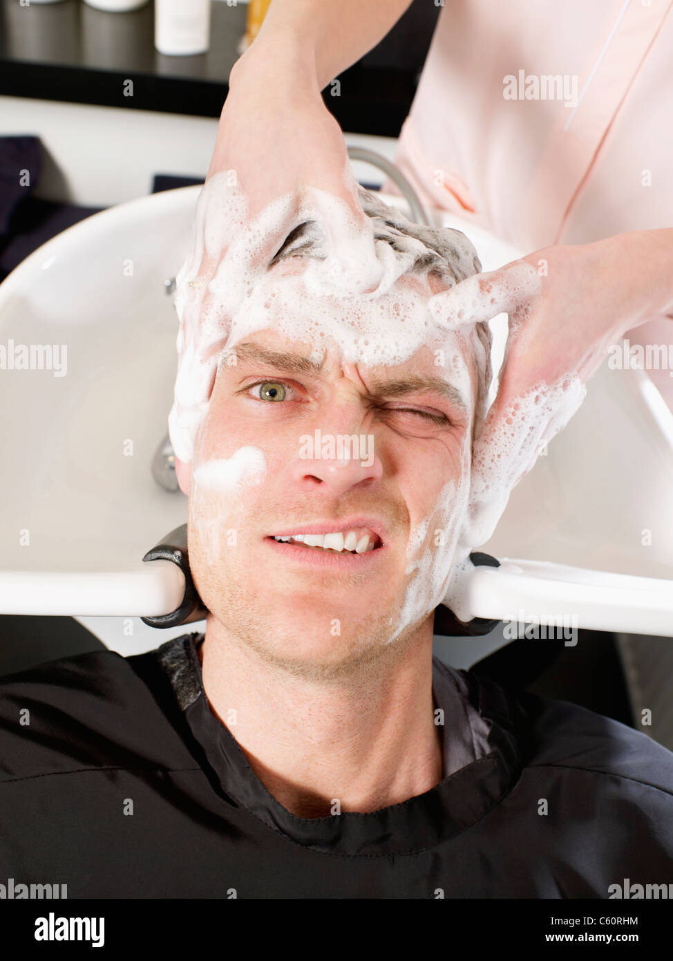 Uomo con capelli lavati in salone Foto Stock