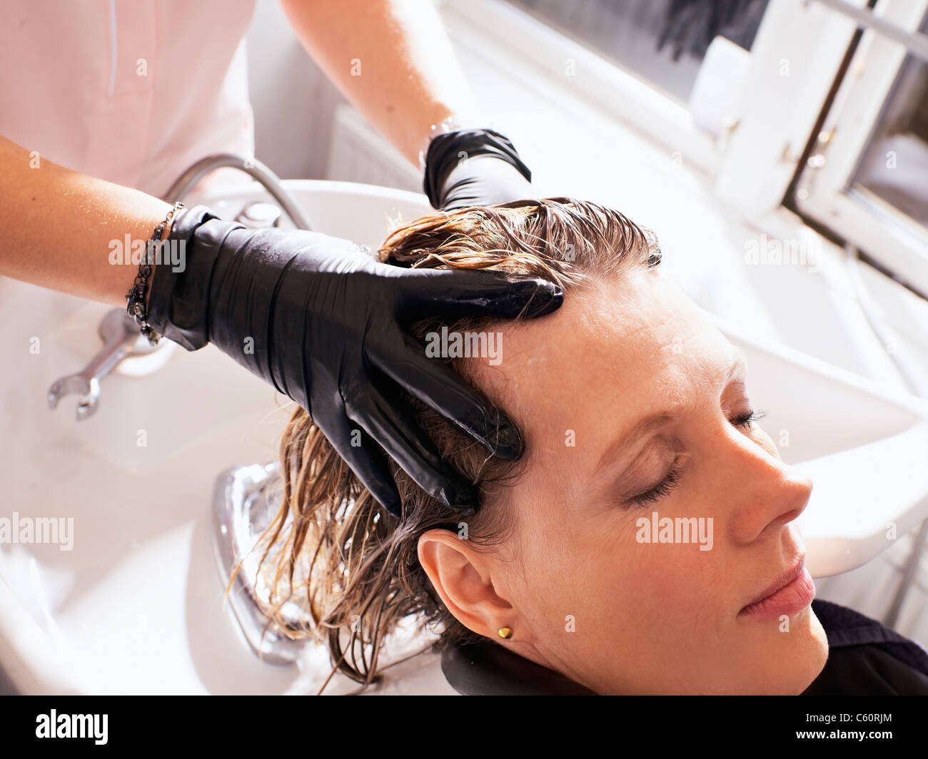 Parrucchiere lavaggio donna capelli Foto Stock
